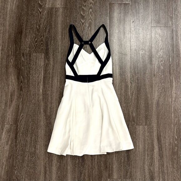 EUC Trina Turk Lilette Dress Size 4 White Fit & Flare Navy Trim Open Back - Picture 4 of 12